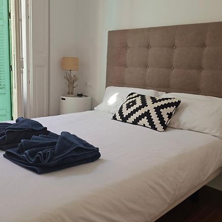 Chic Casa Cathedral At Calle Fresca 2-Bedroom Apartment In Malaga City Center Exterior photo