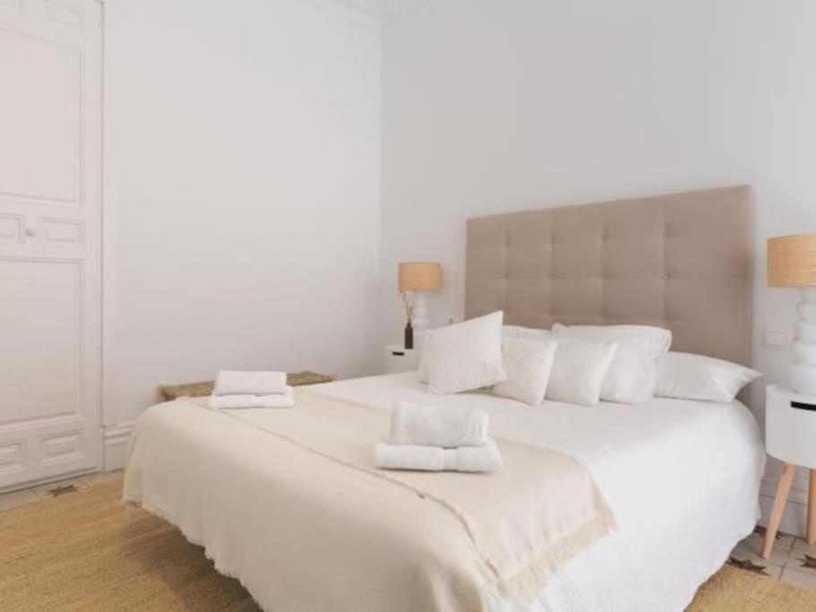 Chic Casa Cathedral At Calle Fresca 2-Bedroom Apartment In Malaga City Center Exterior photo