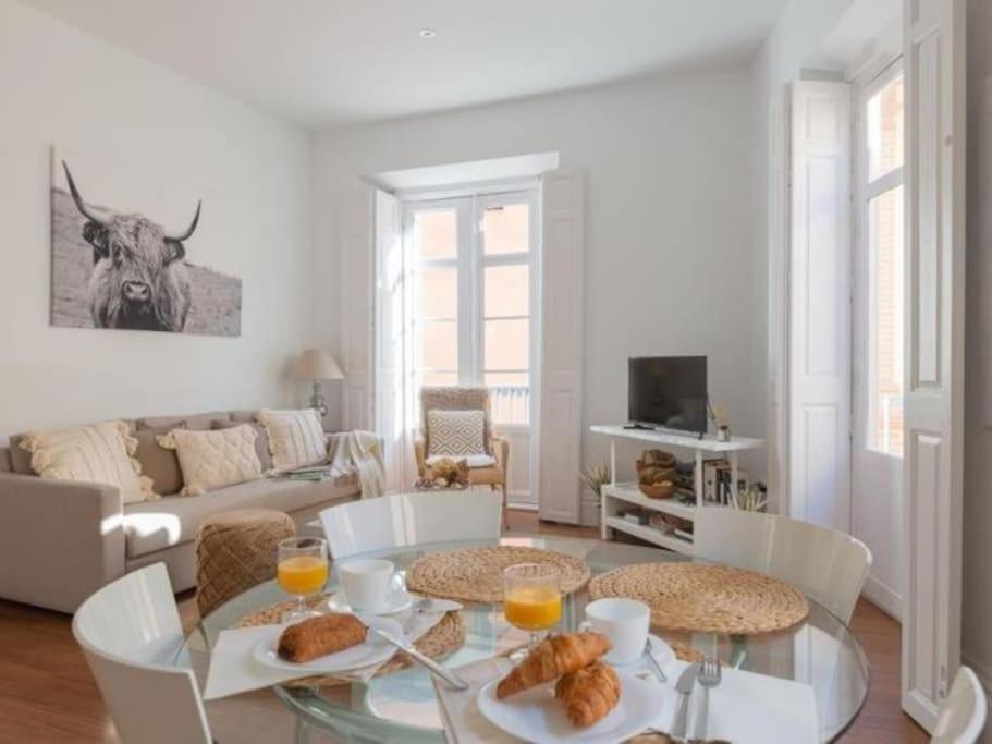 Chic Casa Cathedral At Calle Fresca 2-Bedroom Apartment In Malaga City Center Exterior photo
