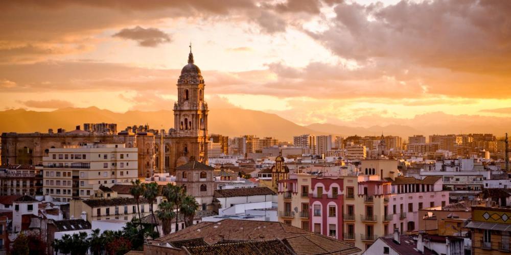 Chic Casa Cathedral At Calle Fresca 2-Bedroom Apartment In Malaga City Center Exterior photo
